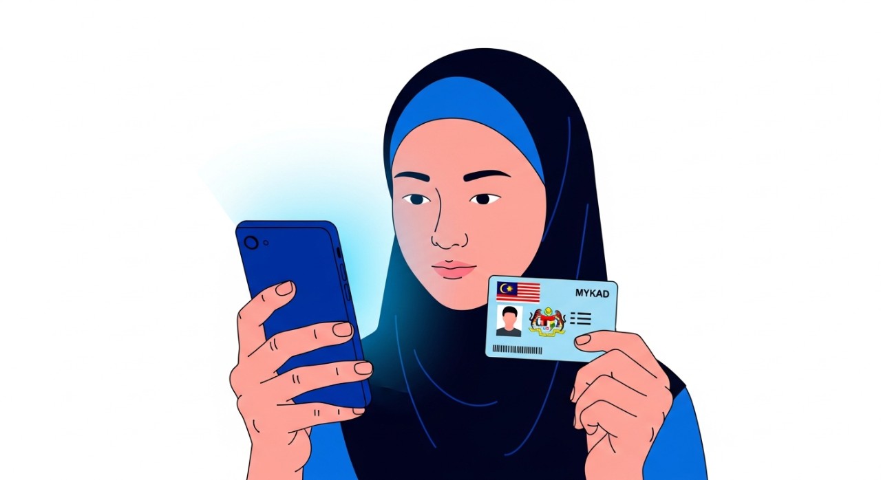 Seorang individu sedang melihat skrin telefon pintar untuk menyemak status bantuan kewangan.