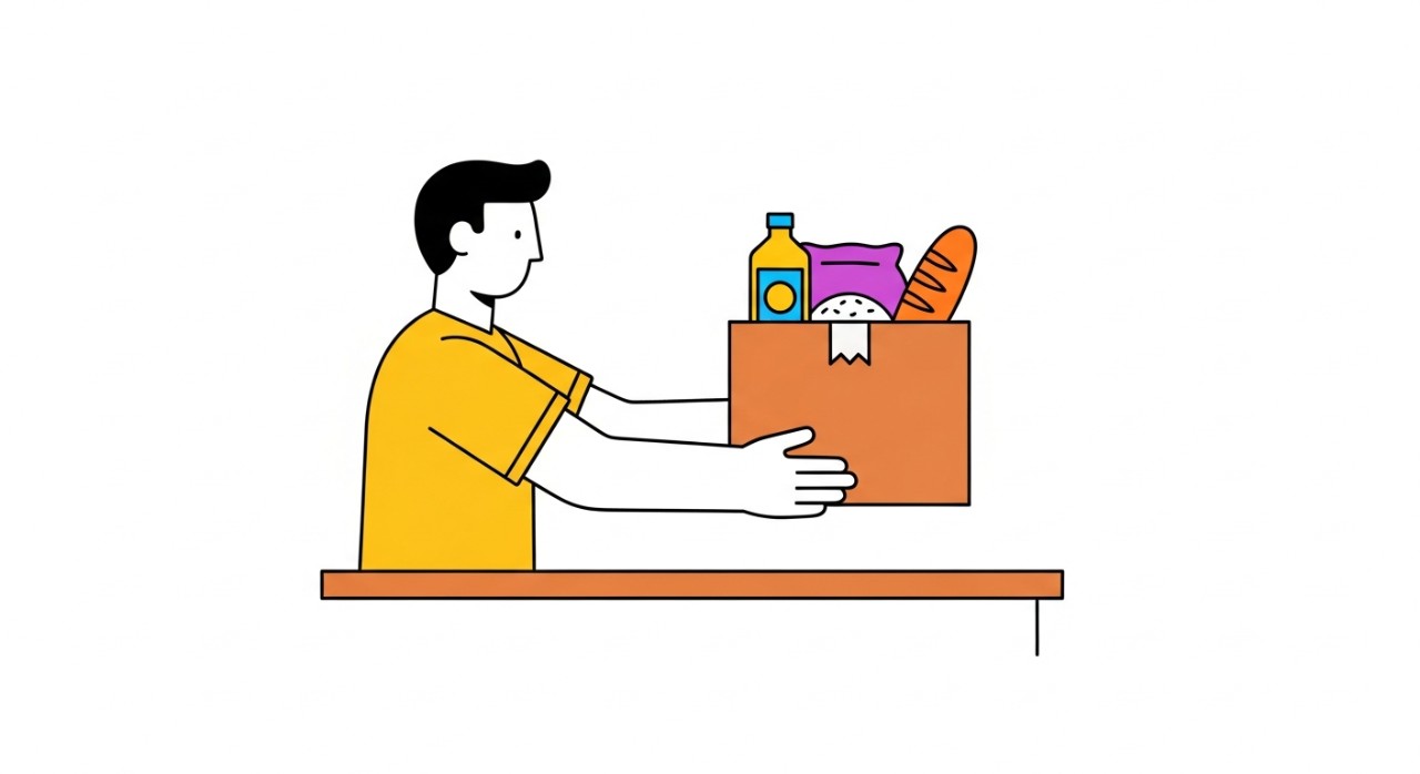 Seseorang sedang menerima bungkusan barangan keperluan asas dapur di pusat agihan.