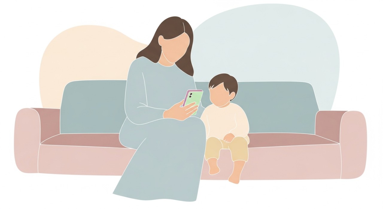Seorang wanita sedang melihat maklumat bantuan pada skrin telefon pintar bersama anak kecilnya.